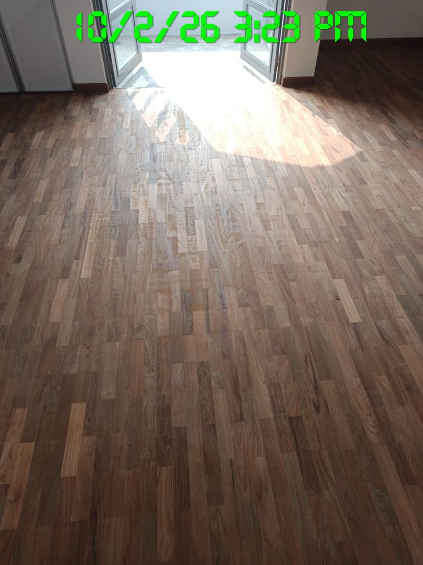 Large living room in stained parquet with a satin finish