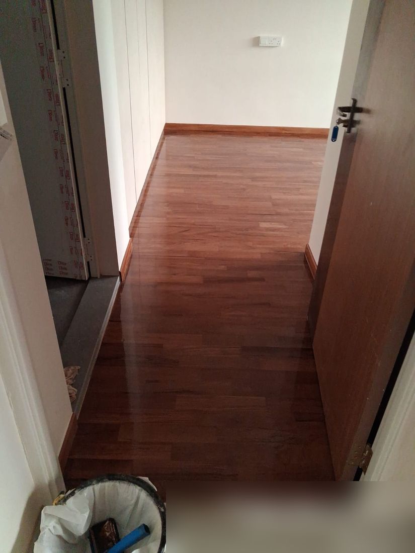 Strip parquet room with glossy finish seen from the door